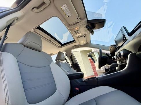 Used 2019 Toyota RAV4 Limited w/ Carpet Mat Package FWD image 8