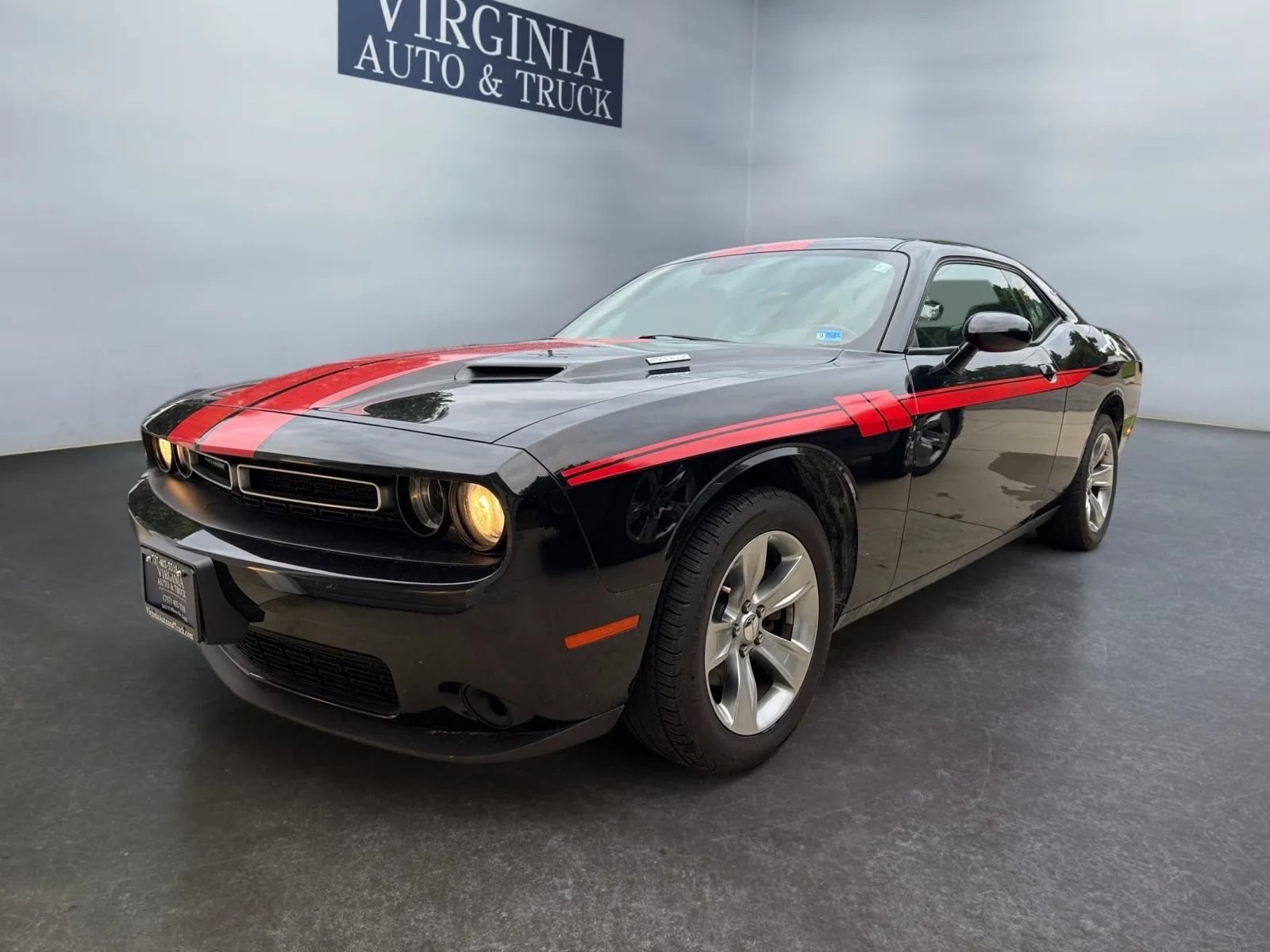 Used 2021 Dodge Challenger SXT RWD image 2