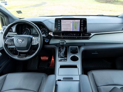 Used 2022 Toyota Sienna XSE FWD image 10