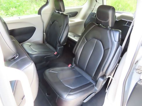 Certified 2024 Chrysler Pacifica Touring-L FWD image 25