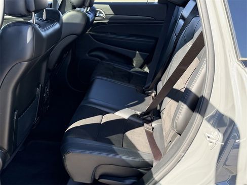 Used 2022 Jeep Grand Cherokee Laredo X image 21