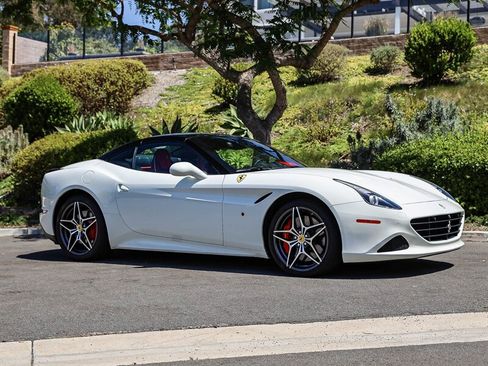 Used 2015 Ferrari California T RWD image 24