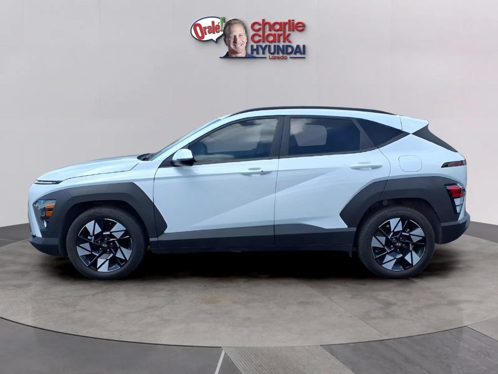 Used 2025 Hyundai Kona SEL FWD image 2