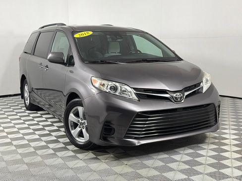 Used 2018 Toyota Sienna LE FWD image 2