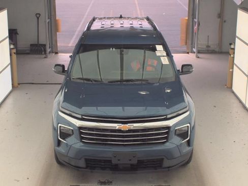 Used 2025 Chevrolet Traverse LT AWD/4WD image 2