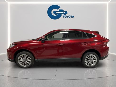 Used 2022 Toyota Venza XLE image 2