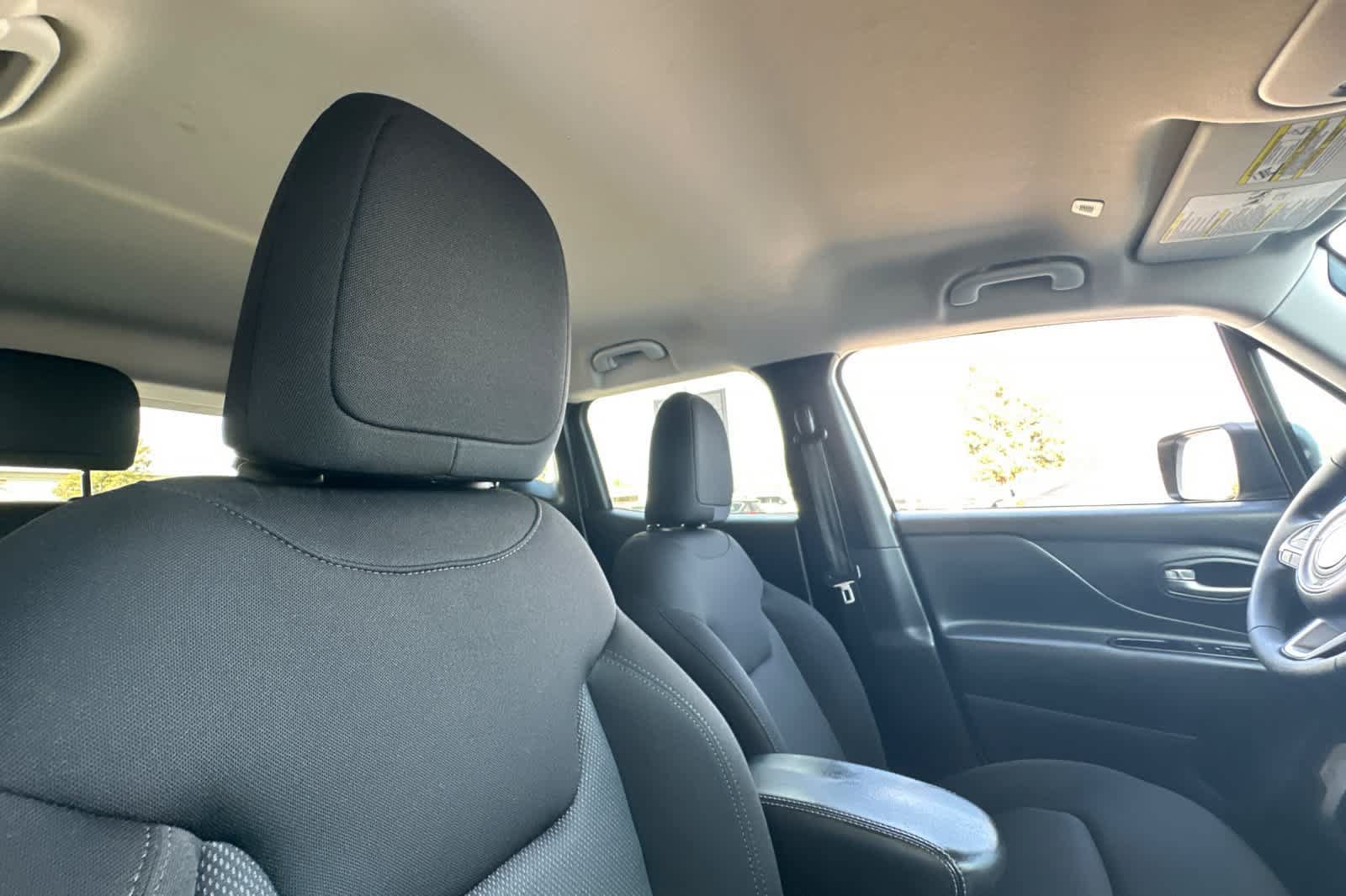 Used 2023 Jeep Renegade Latitude AWD/4WD image 18