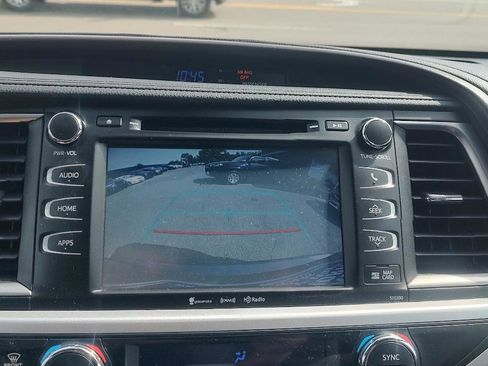 Used 2019 Toyota Highlander XLE AWD/4WD image 12