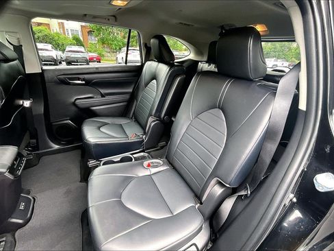 Used 2022 Toyota Highlander XLE AWD/4WD image 25