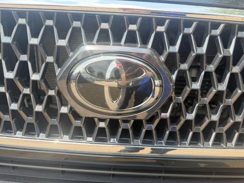 Used 2018 Toyota Tacoma TRD Off-Road w/ Technology Package AWD/4WD image 22