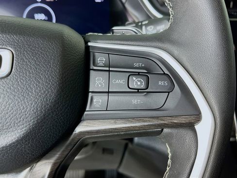 Used 2023 Jeep Grand Cherokee Limited AWD/4WD image 17