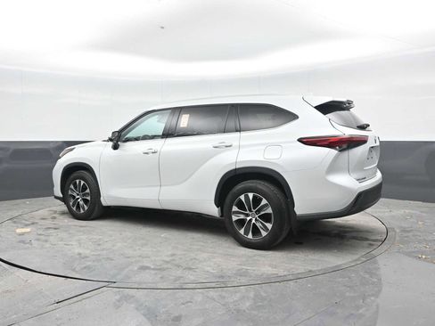 Used 2022 Toyota Highlander XLE AWD/4WD image 2