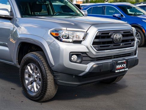 Used 2018 Toyota Tacoma SR5 AWD/4WD image 6
