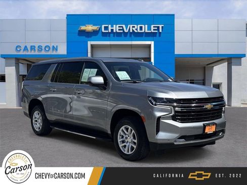 Used 2024 Chevrolet Suburban LT RWD image 1