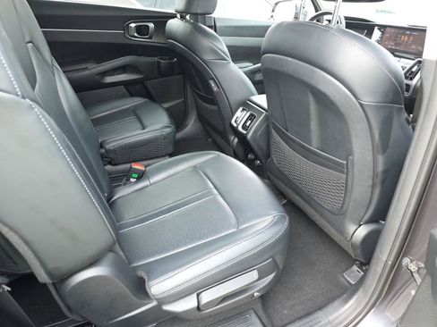 Certified 2022 Kia Sorento EX w/ Panoramic Sunroof Package image 10