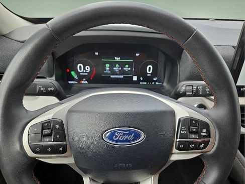 Used 2025 Ford Explorer Active AWD/4WD image 4