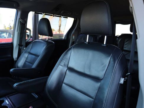 Used 2018 Toyota Sienna SE w/ SE Preferred Package FWD image 5