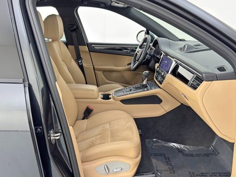 Used 2021 Porsche Macan image 16