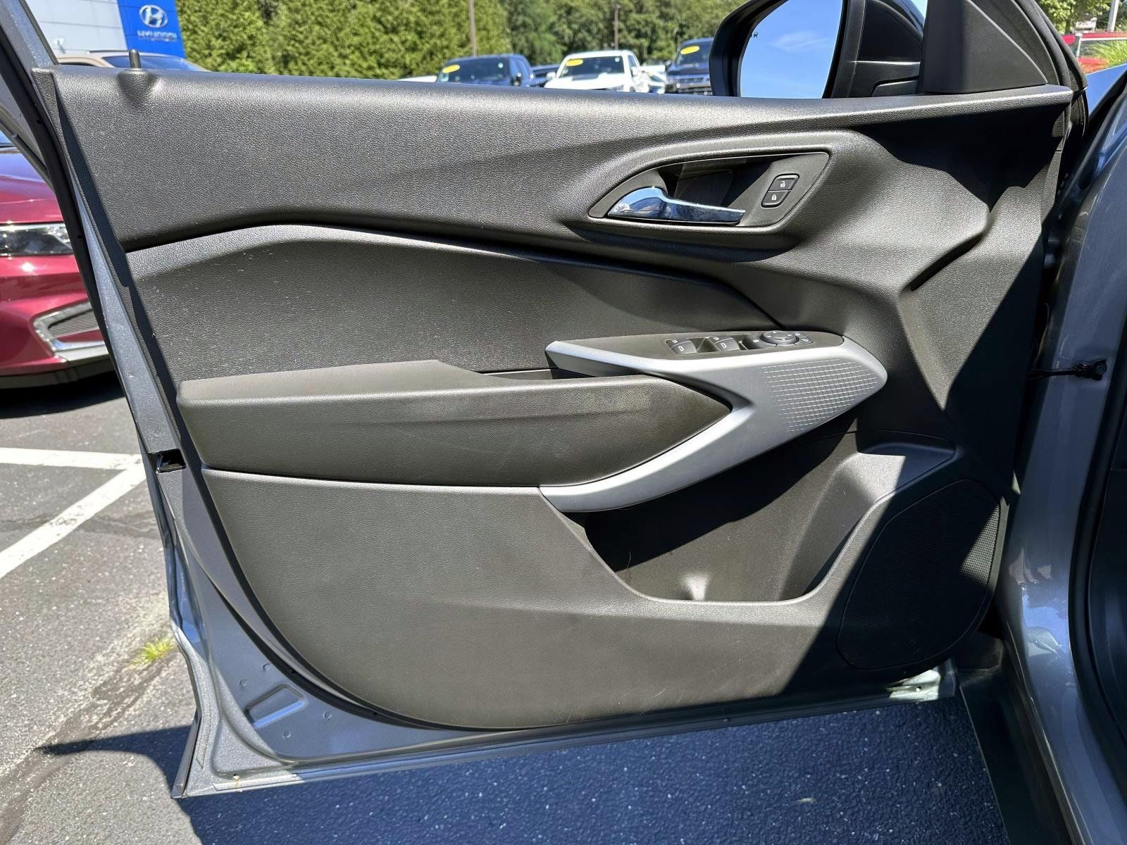 Used 2024 Chevrolet Trax RS w/ Sunroof Package FWD image 8
