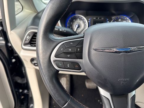 Used 2017 Chrysler Pacifica Touring-L image 35