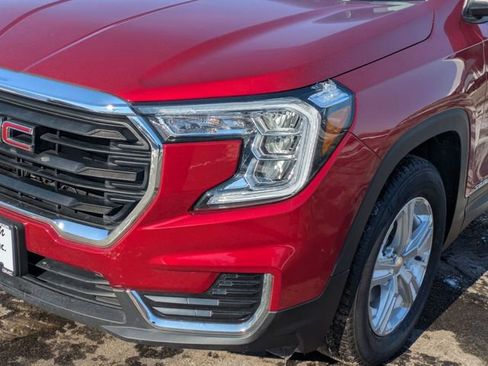 Used 2024 GMC Terrain SLE w/ Driver Convenience Package image 9