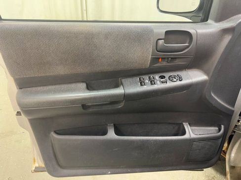 Used 2004 Dodge Dakota SLT w/ Deluxe Convenience Group image 15