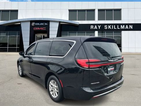 Used 2024 Chrysler Pacifica Touring-L FWD image 3