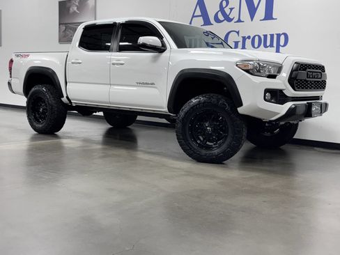 Used 2017 Toyota Tacoma TRD Off-Road w/ Tow Package AWD/4WD image 3