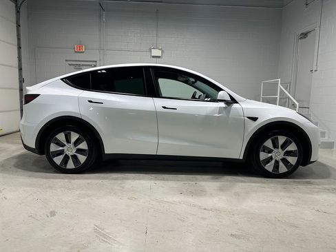 Used 2021 Tesla Model Y Long Range image 2