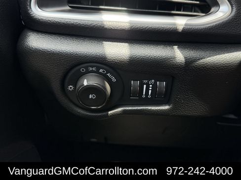 Used 2025 Chrysler Pacifica Limited FWD image 24