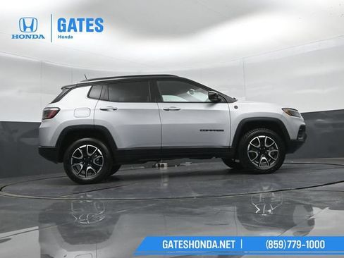 Used 2024 Jeep Compass Trailhawk AWD/4WD image 37