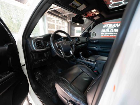 Used 2019 Toyota Tacoma TRD Off-Road image 8