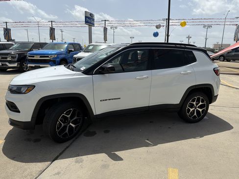 Used 2025 Jeep Compass Limited AWD/4WD image 12