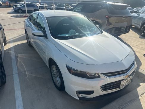 Used 2017 Chevrolet Malibu LT FWD image 2