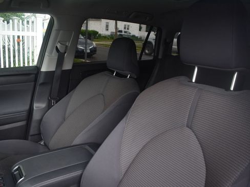 Used 2025 Toyota Highlander LE FWD image 10
