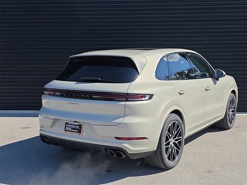 Certified 2025 Porsche Cayenne E-Hybrid image 7