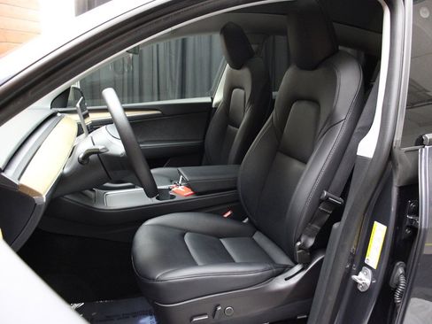 Used 2022 Tesla Model Y Long Range image 28