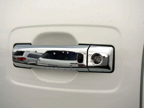 Used 2021 Nissan Titan SV w/ SV Convenience Package image 14