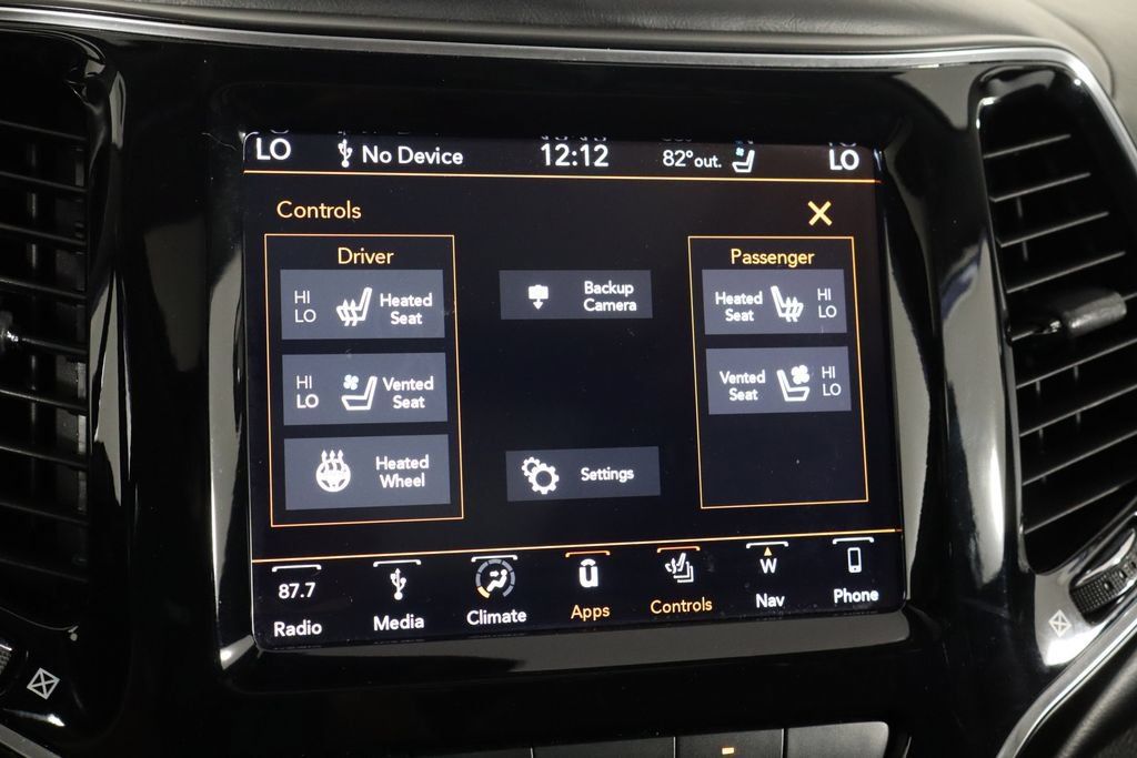 Used 2019 Jeep Cherokee Overland w/ Technology Group AWD/4WD image 36