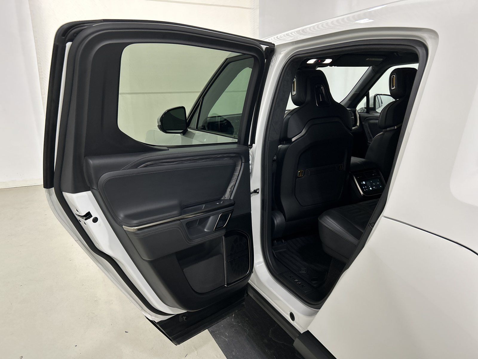 Used 2022 Rivian R1T Adventure AWD/4WD image 17