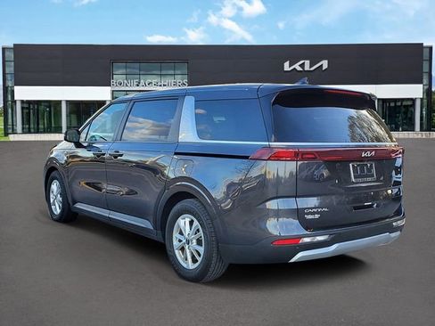 Used 2024 Kia Carnival LX image 3