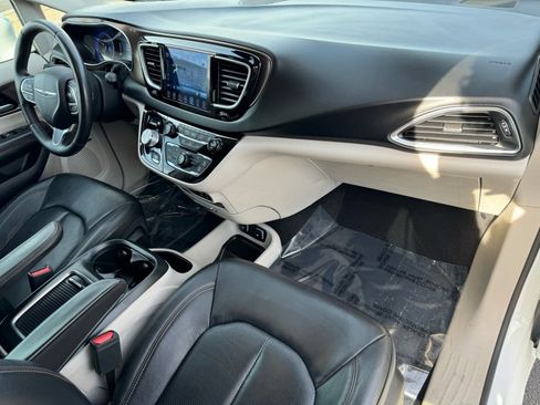 Used 2017 Chrysler Pacifica Touring-L Plus image 13