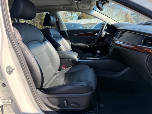 Used 2018 Kia Cadenza Premium w/ Luxury Package image 13
