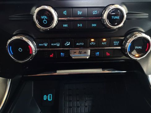 Used 2023 Ford F150 Platinum image 4