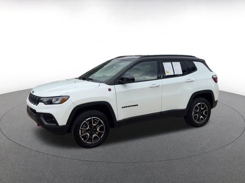 Used 2025 Jeep Compass Trailhawk image 8