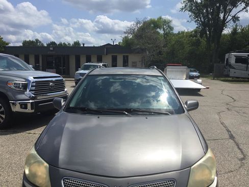 Used 2006 Pontiac Vibe w/ Sport Package FWD image 2