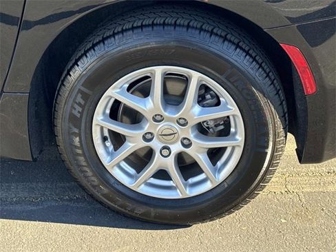 Used 2023 Chrysler Pacifica Touring-L image 38