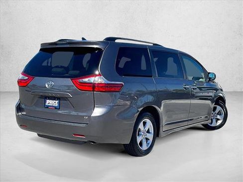 Used 2020 Toyota Sienna LE w/ LE Preferred Package image 2