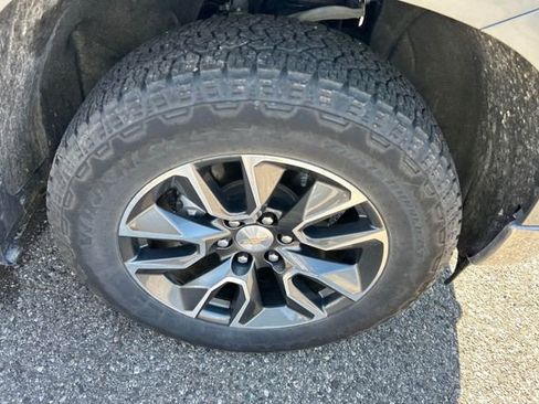 Used 2023 Chevrolet Silverado 1500 LT AWD/4WD image 12