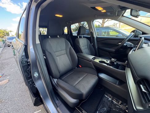 Used 2025 Nissan Rogue SV image 38